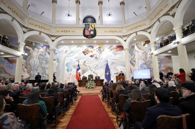 La entrega del reconocimiento se realizó en la ceremonia de aniversario número 70 del CRUCH en el Salón de Honor.